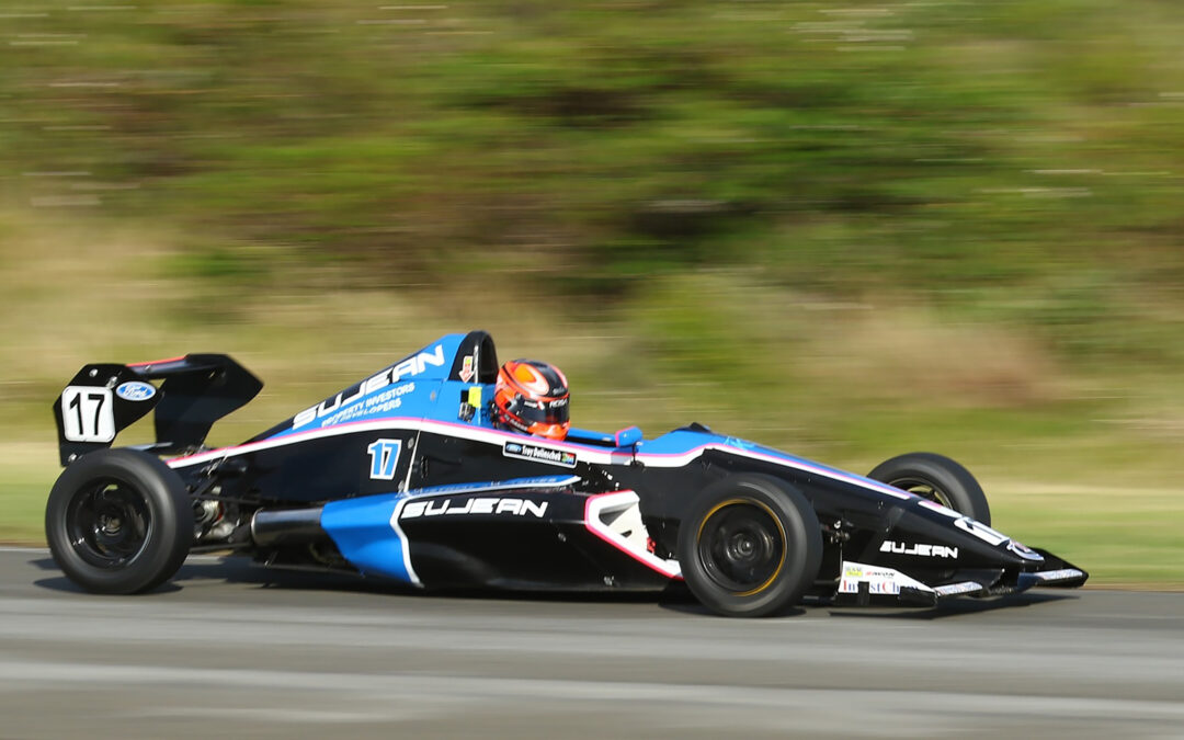 FORMULA 1600 THRILLS EAST LONDON