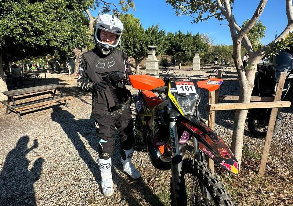 KEVIN DE KOCK FLIES THE SOUTH AFRICAN FLAG AT THE SEA TO SKY HARD ENDURO