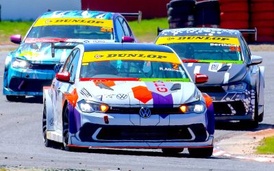 VOLKSWAGEN DUO LEANING ON RED STAR EXPERIENCE